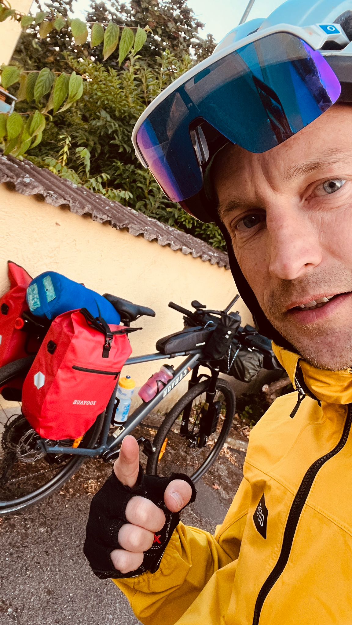Sven mit Fahrrad und Gepäck — bereit für die Tour